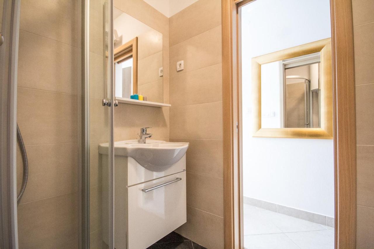 Apartment Center, Seafront With Terrace In Umag