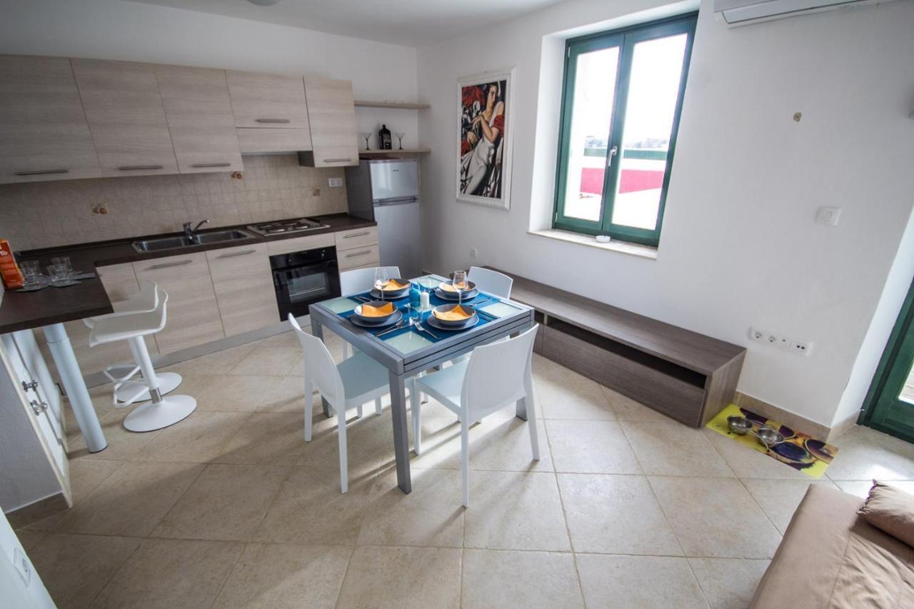 Center, Seafront With Terrace In Apartment